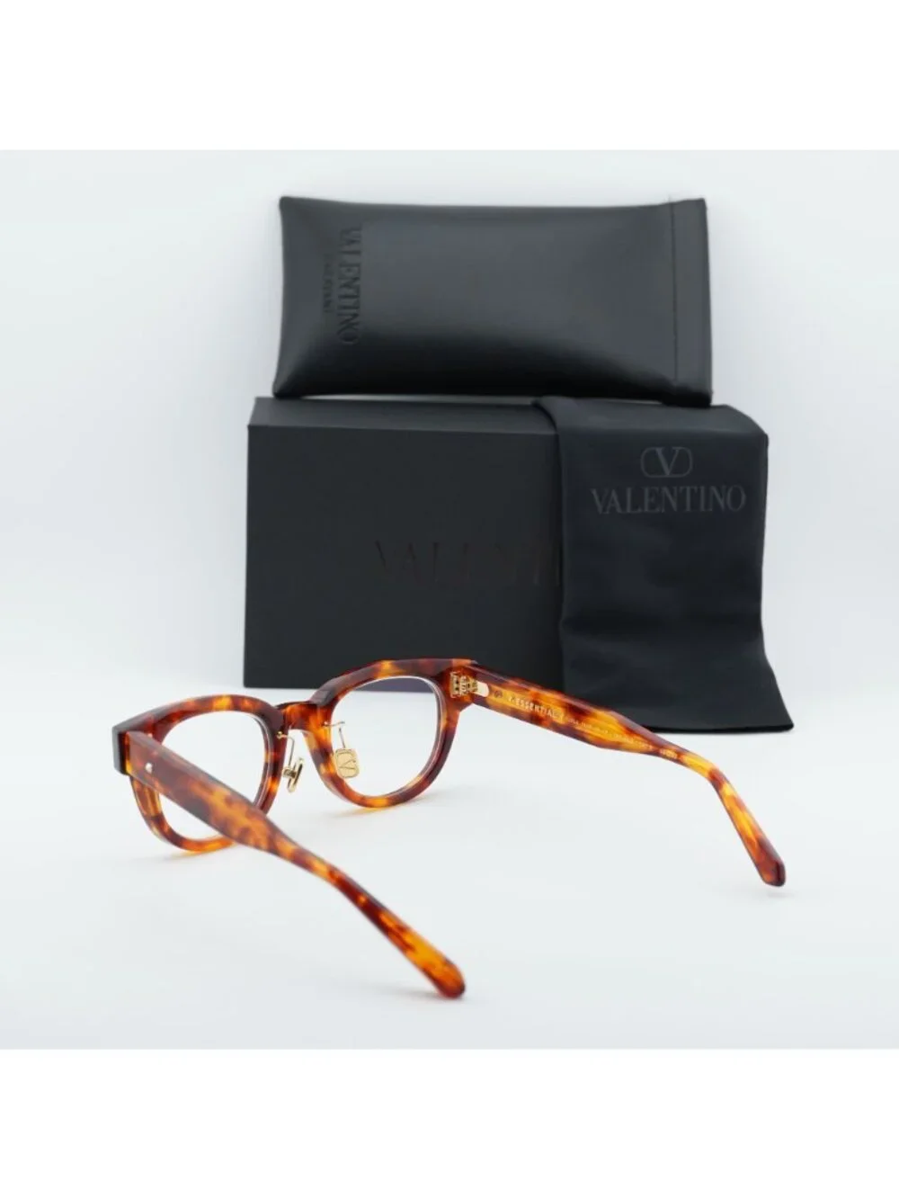 Valentino model essential
